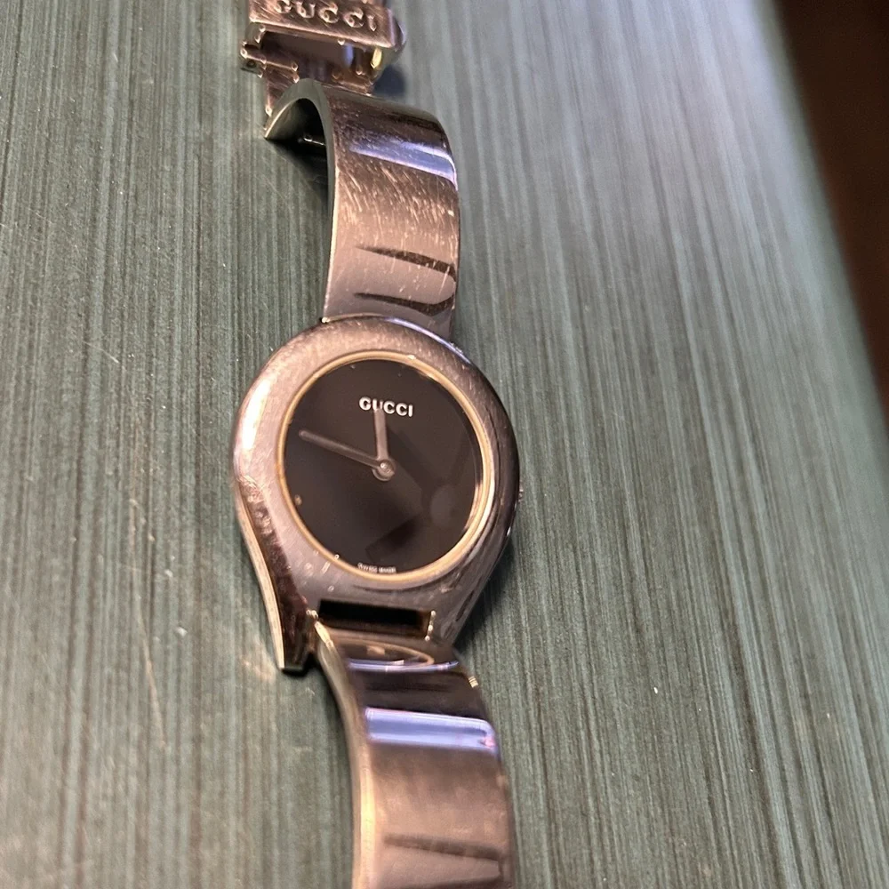 318. Gucci 6700L watch with COA